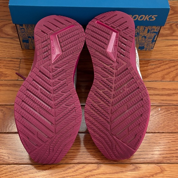 Brooks Women's Levitate GTS 5 Athletic Shoes - White and Purple - Picture 8 of 8